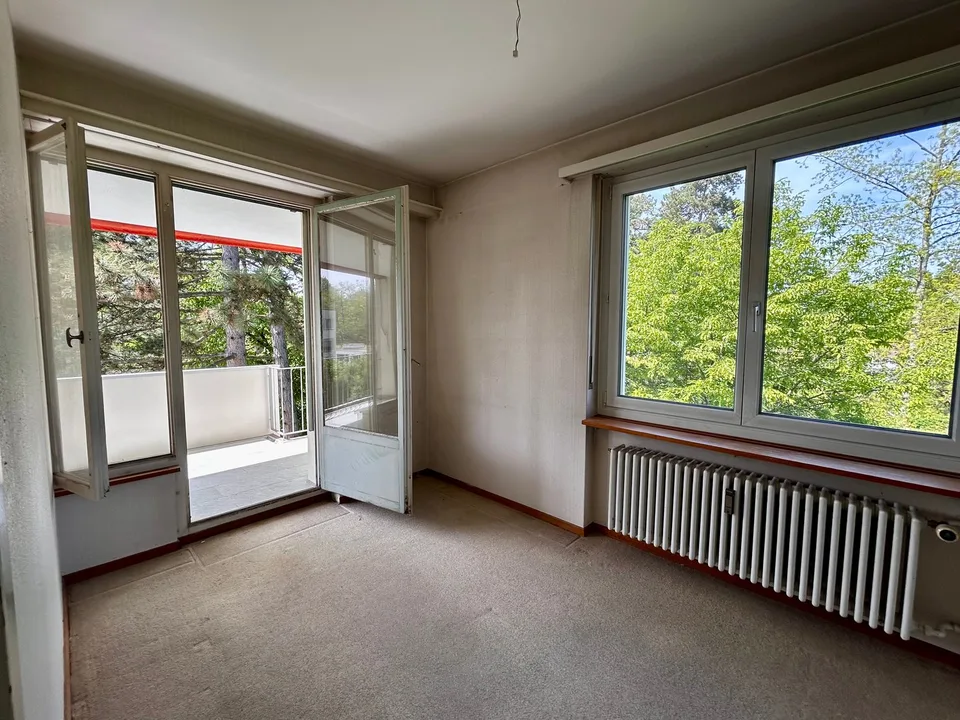 Geräumige 5-Zimmer-Wohnung mit Balkon, schöner Aussicht & Extra-Zimmer im EG (im Baurecht)