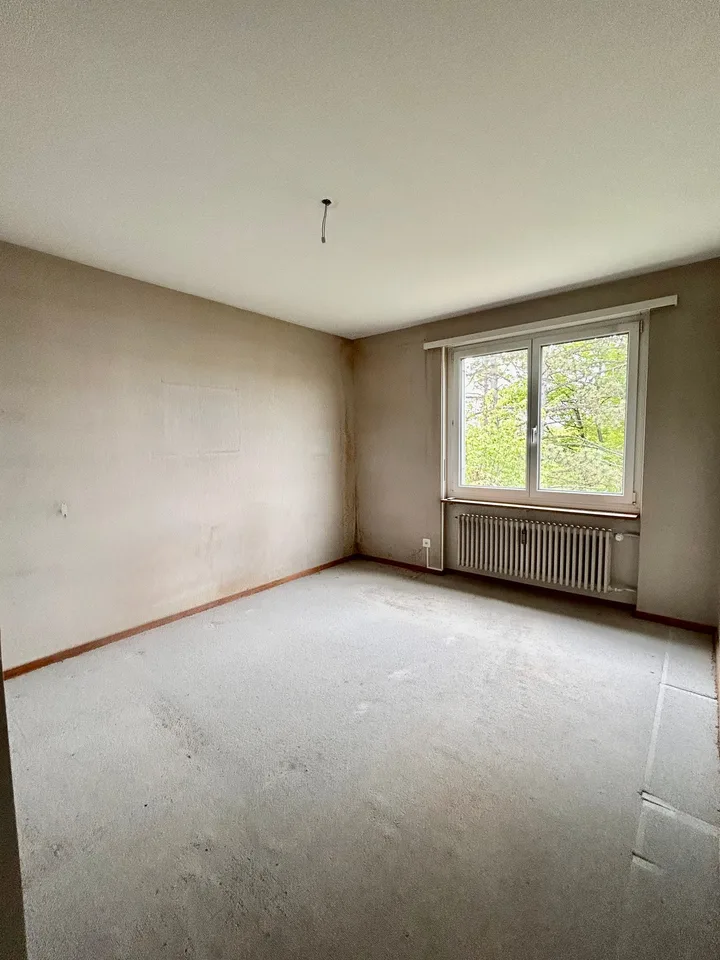 Geräumige 5-Zimmer-Wohnung mit Balkon, schöner Aussicht & Extra-Zimmer im EG (im Baurecht)