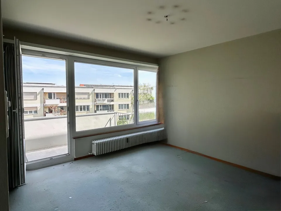 Geräumige 5-Zimmer-Wohnung mit Balkon, schöner Aussicht & Extra-Zimmer im EG (im Baurecht)