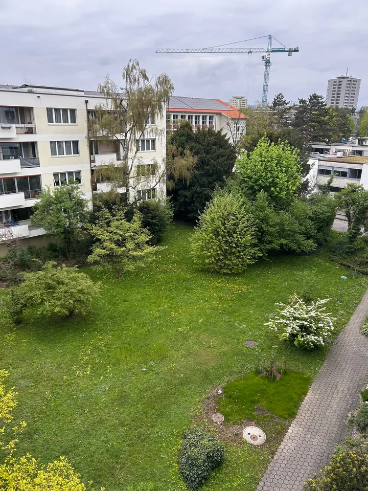 Geräumige 5-Zimmer-Wohnung mit Balkon, schöner Aussicht & Extra-Zimmer im EG (im Baurecht)