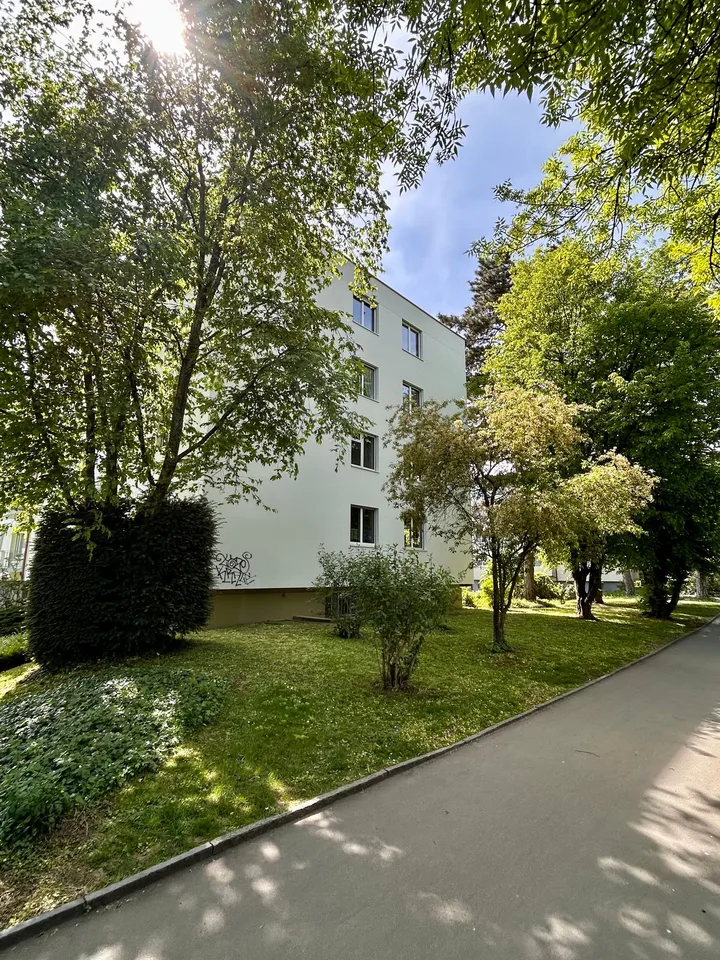 Geräumige 5-Zimmer-Wohnung mit Balkon, schöner Aussicht & Extra-Zimmer im EG (im Baurecht)