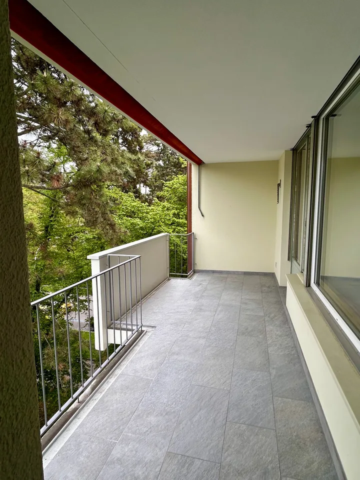 Geräumige 5-Zimmer-Wohnung mit Balkon, schöner Aussicht & Extra-Zimmer im EG (im Baurecht)