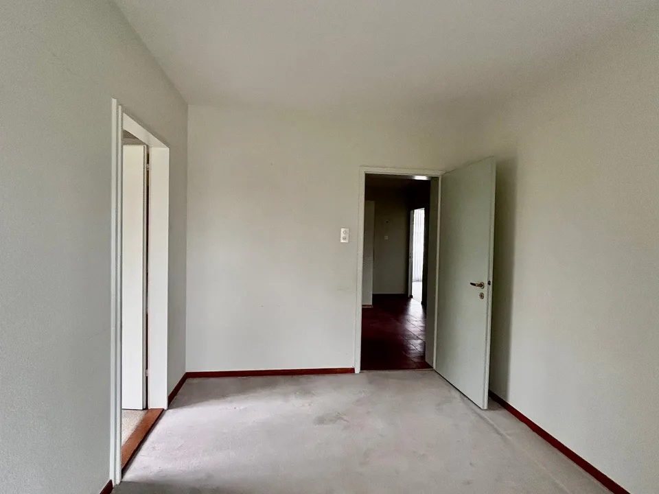 Geräumige 5-Zimmer-Wohnung mit Balkon, schöner Aussicht & Extra-Zimmer im EG (im Baurecht)