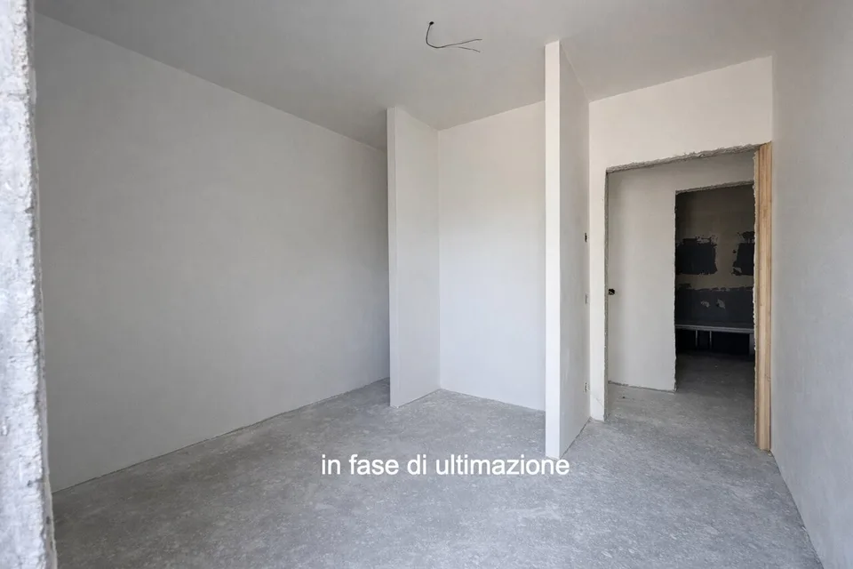 Moderno e nuovo 3.5 locali duplex con giardino a Melano