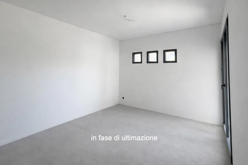 Moderno e nuovo 3.5 locali duplex con giardino a Melano
