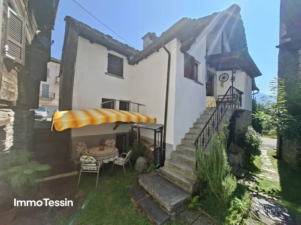 Cozy & lovingly converted Ticino refuge, semi-detached house with Grottino, workshop, and fireplace – photo 3 of 13