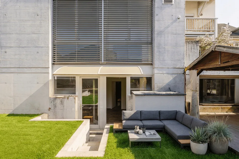 Bright 5-room duplex with private garden and two garages