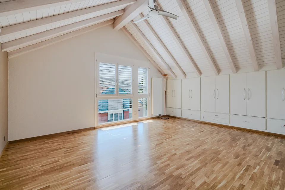Bright 5-room duplex with private garden and two garages