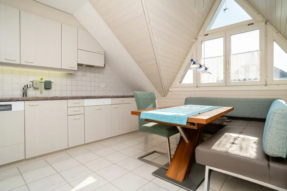 Bright 5 ½-room attic apartment in a family-friendly neighborhood