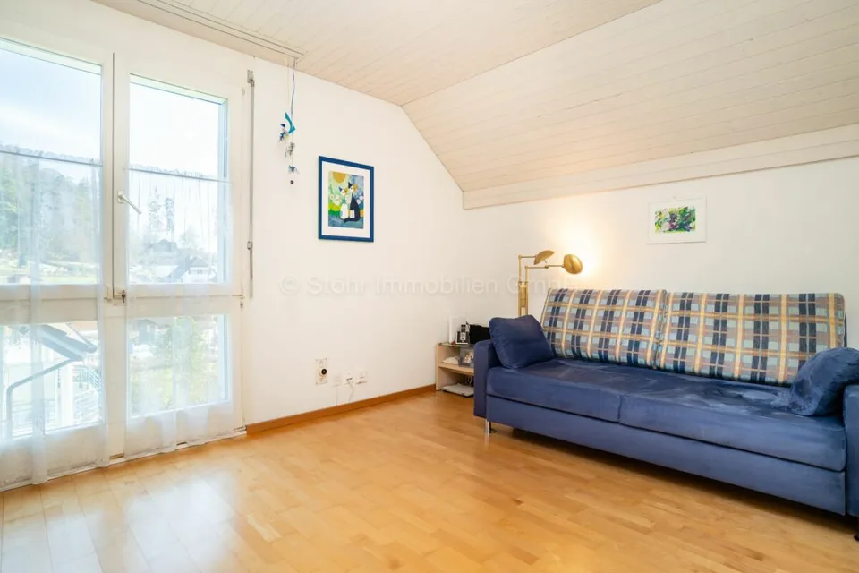 Bright 5 ½-room attic apartment in a family-friendly neighborhood