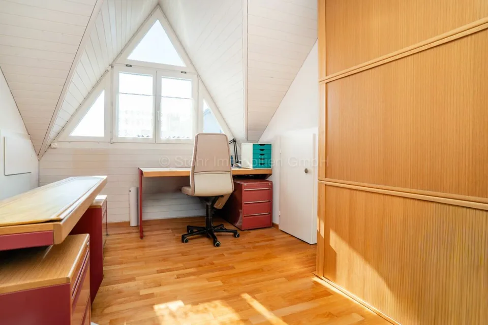 Bright 5 ½-room attic apartment in a family-friendly neighborhood