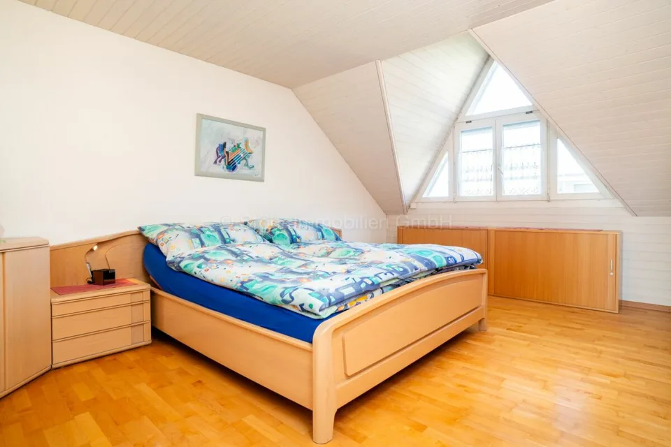 Bright 5 ½-room attic apartment in a family-friendly neighborhood