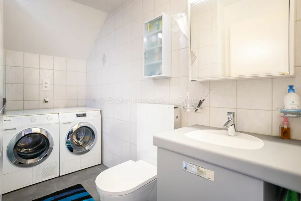 Bright 5 ½-room attic apartment in a family-friendly neighborhood