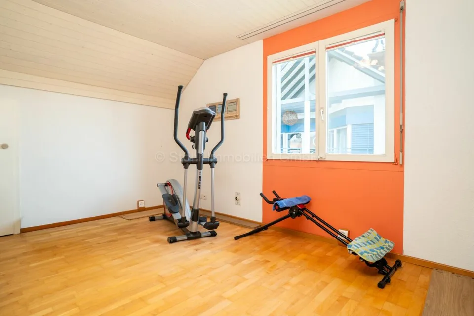 Bright 5 ½-room attic apartment in a family-friendly neighborhood