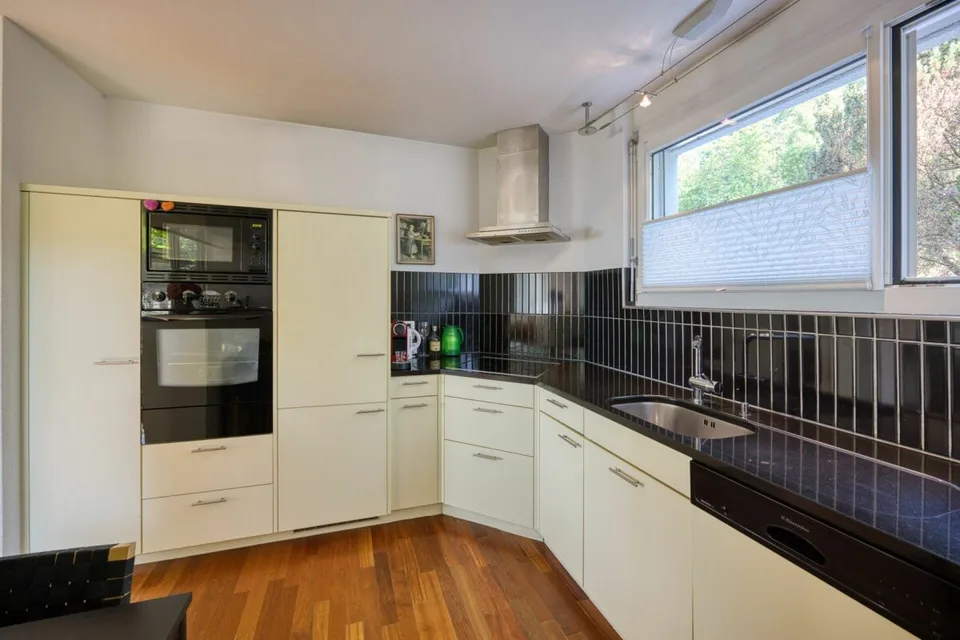 MEDITERRANEAN LIGHT-FLOODED 6.5 ROOM HOUSE WITH DREAM VIEW