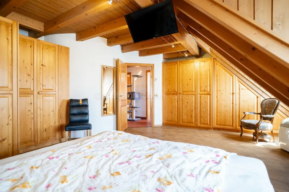Zweifamilienhaus mit Bauland - Eine einmalige Gelegenheit