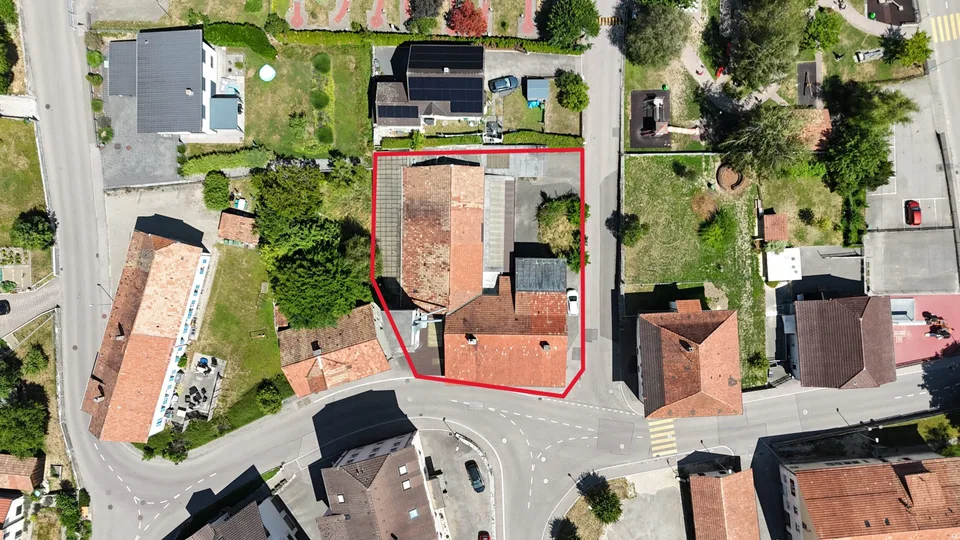 In vendita a Reconvilier edificio da ristrutturare con appartamenti + laboratori