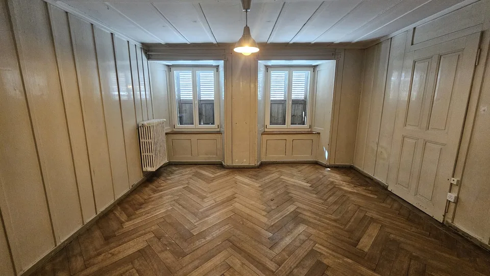 In vendita a Reconvilier edificio da ristrutturare con appartamenti + laboratori
