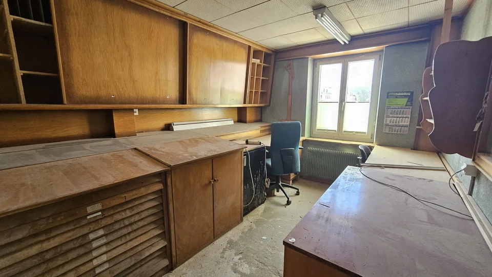 In vendita a Reconvilier edificio da ristrutturare con appartamenti + laboratori