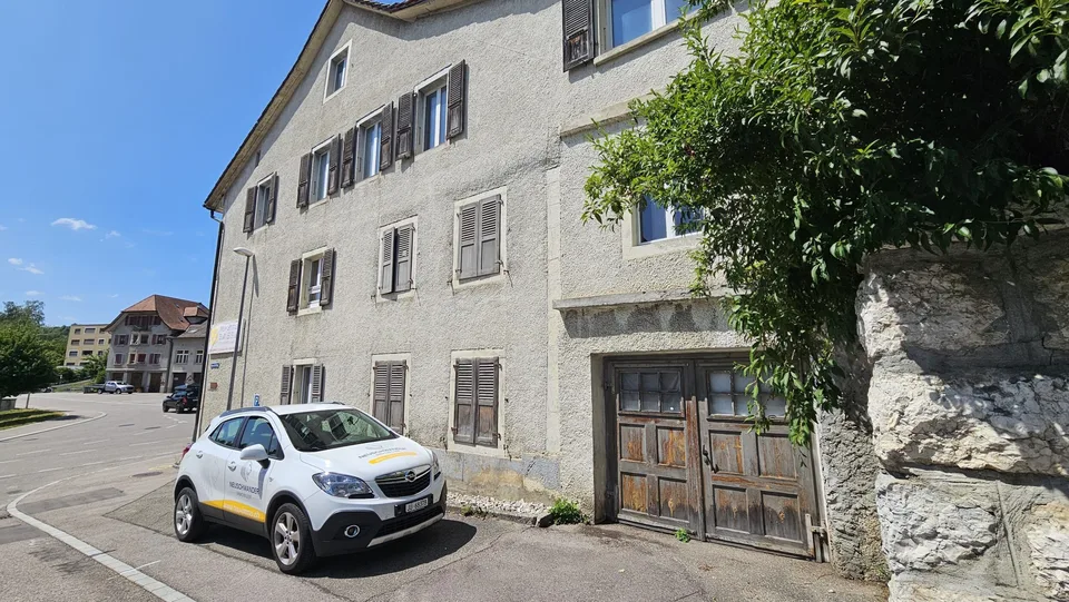 In vendita a Reconvilier edificio da ristrutturare con appartamenti + laboratori
