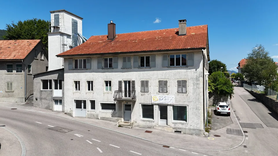 In vendita a Reconvilier edificio da ristrutturare con appartamenti + laboratori
