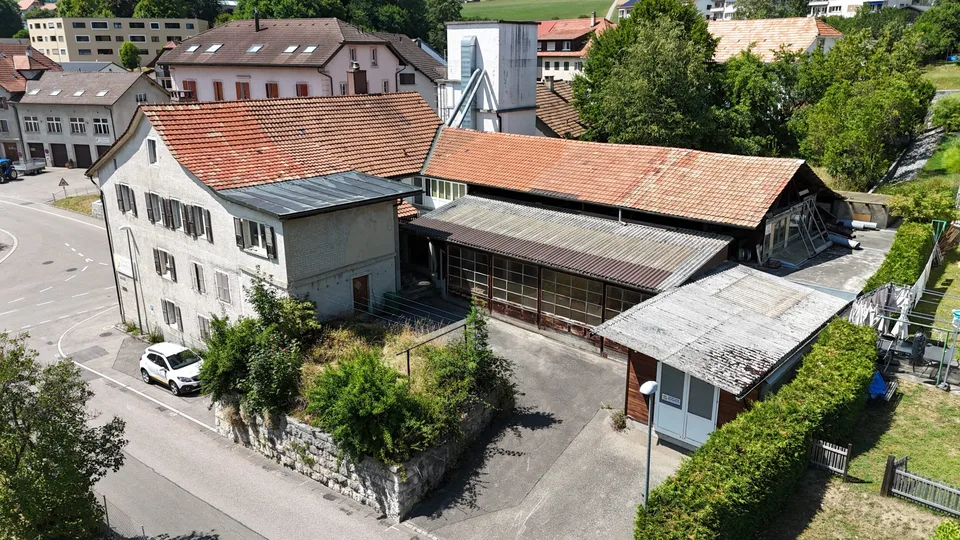 In vendita a Reconvilier edificio da ristrutturare con appartamenti + laboratori