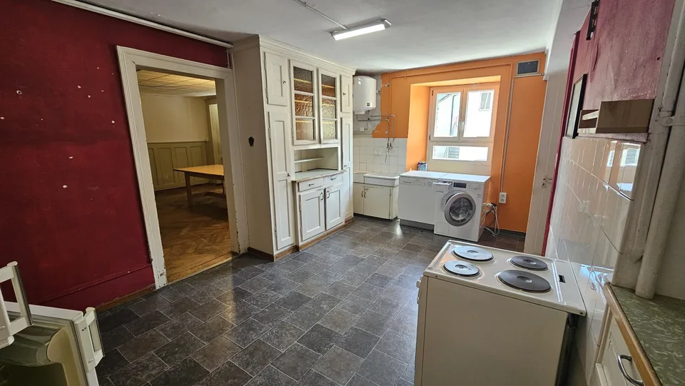 In vendita a Reconvilier edificio da ristrutturare con appartamenti + laboratori