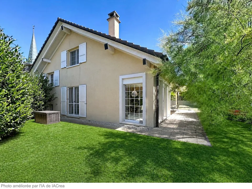 Havre de verdure au coeur du village de Molondin - élégante maison familiale aux volumes généreux