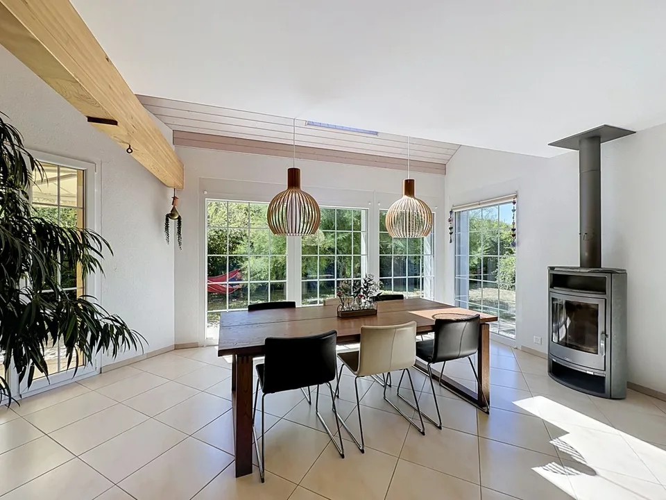 Havre de verdure au coeur du village de Molondin - élégante maison familiale aux volumes généreux