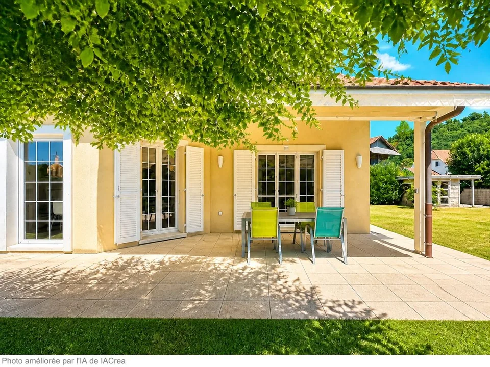 Havre de verdure au coeur du village de Molondin - élégante maison familiale aux volumes généreux