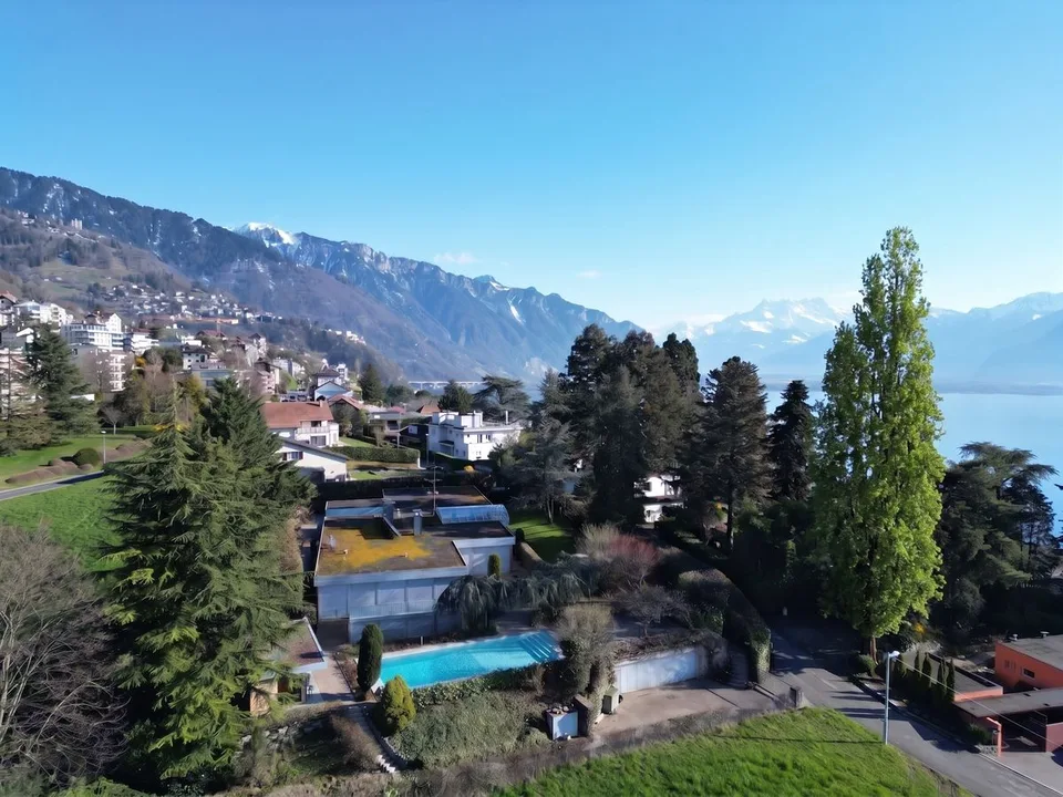VILLA D'ARCHITECTE COMPOSEE DE 3 APPARTEMENTS AVEC UNE PISCINE ET UNE TRES BELLE VUE SUR LE LAC