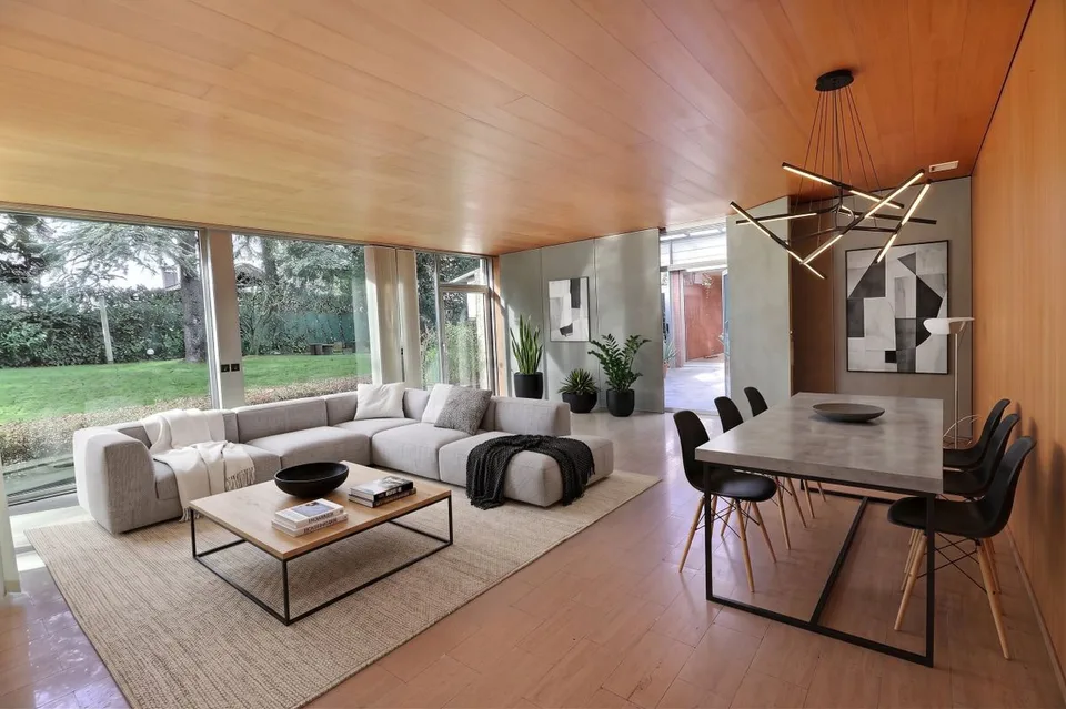 VILLA D'ARCHITECTE COMPOSEE DE 3 APPARTEMENTS AVEC UNE PISCINE ET UNE TRES BELLE VUE SUR LE LAC