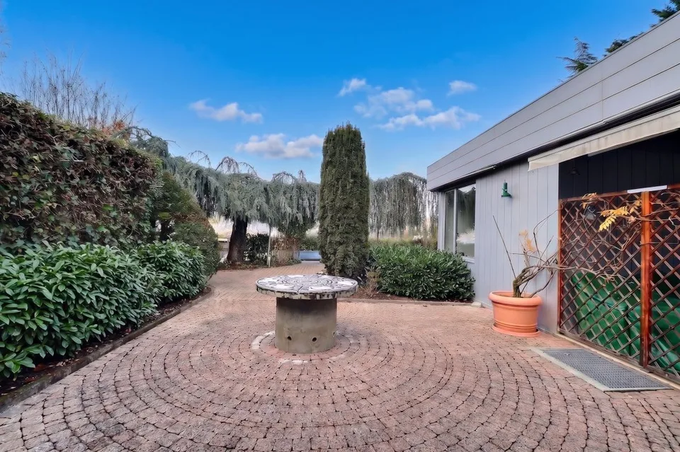 VILLA D'ARCHITECTE COMPOSEE DE 3 APPARTEMENTS AVEC UNE PISCINE ET UNE TRES BELLE VUE SUR LE LAC