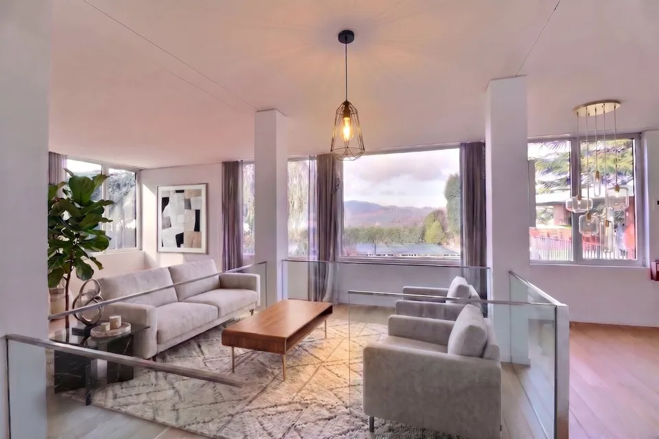 VILLA D'ARCHITECTE COMPOSEE DE 3 APPARTEMENTS AVEC UNE PISCINE ET UNE TRES BELLE VUE SUR LE LAC