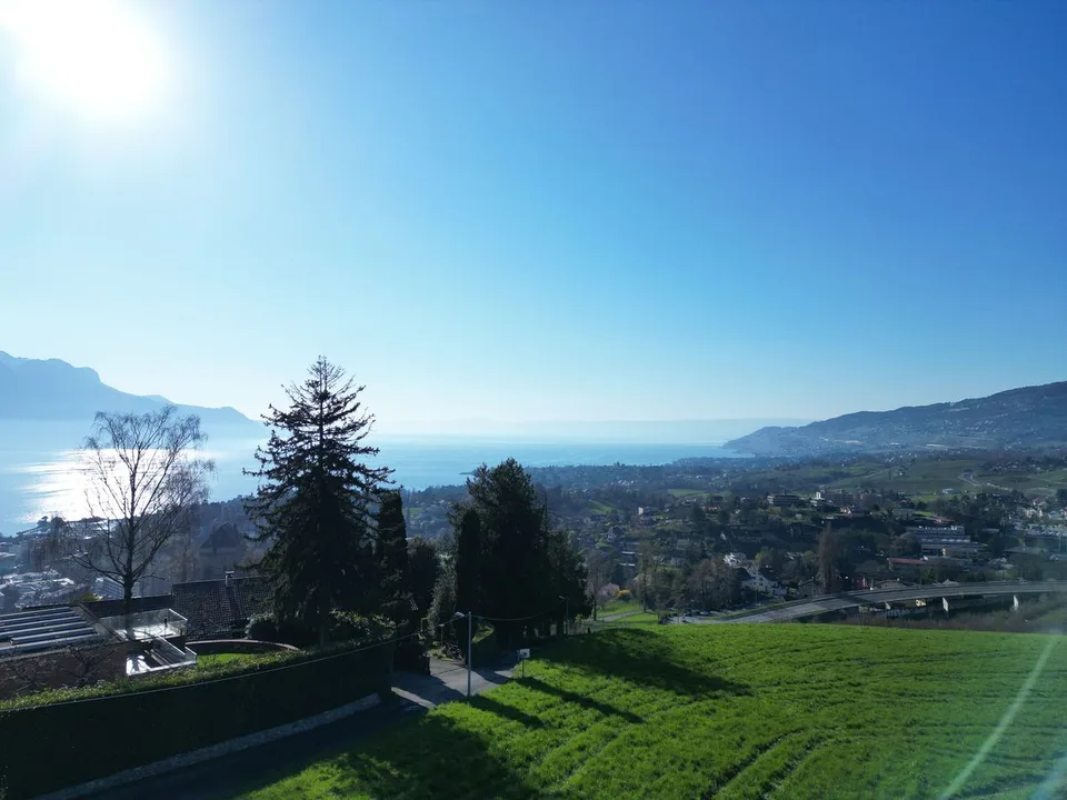 VILLA D'ARCHITECTE COMPOSEE DE 3 APPARTEMENTS AVEC UNE PISCINE ET UNE TRES BELLE VUE SUR LE LAC