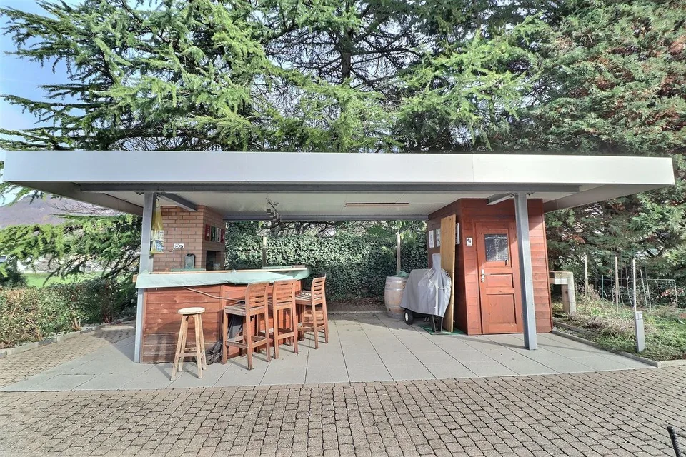 VILLA D'ARCHITECTE COMPOSEE DE 3 APPARTEMENTS AVEC UNE PISCINE ET UNE TRES BELLE VUE SUR LE LAC