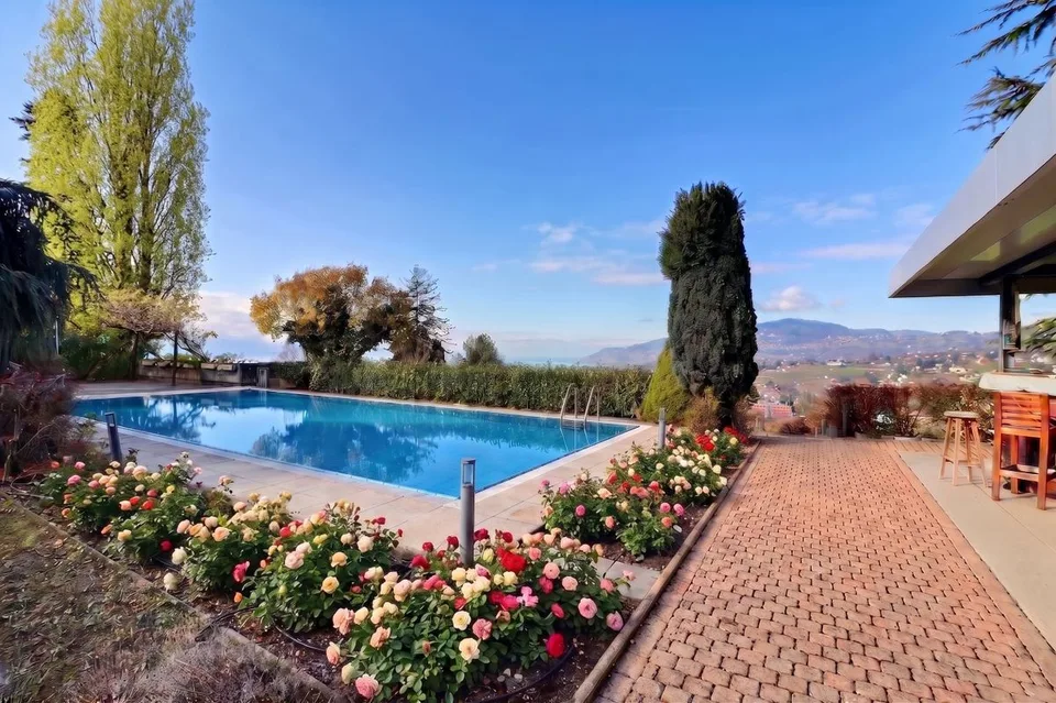 VILLA D'ARCHITECTE COMPOSEE DE 3 APPARTEMENTS AVEC UNE PISCINE ET UNE TRES BELLE VUE SUR LE LAC