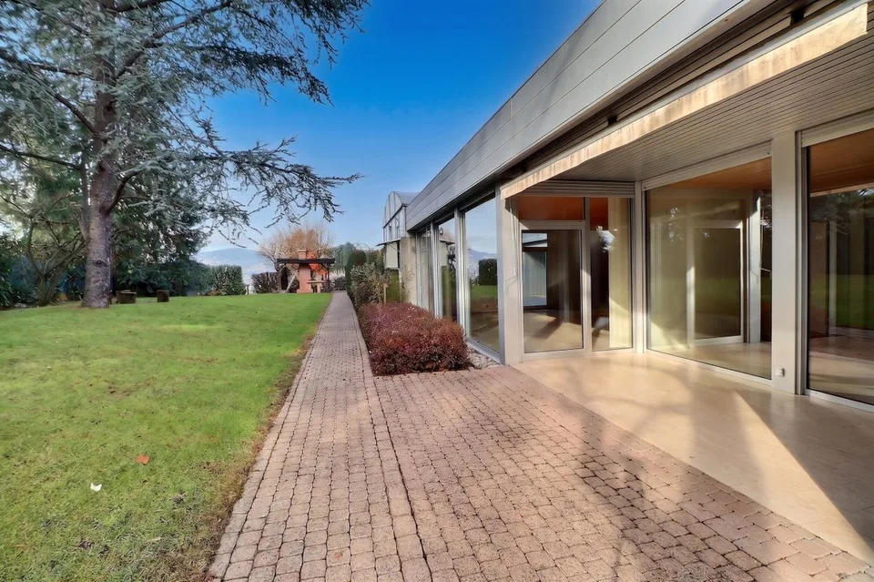 VILLA D'ARCHITECTE COMPOSEE DE 3 APPARTEMENTS AVEC UNE PISCINE ET UNE TRES BELLE VUE SUR LE LAC