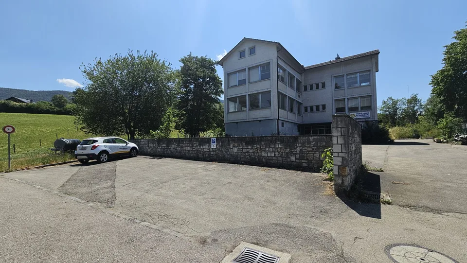 À vendre à Reconvilier immeuble artisanal de 1'045 m² à rénover