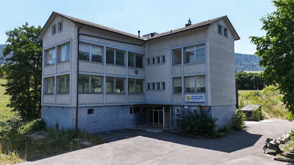 À vendre à Reconvilier immeuble artisanal de 1'045 m² à rénover