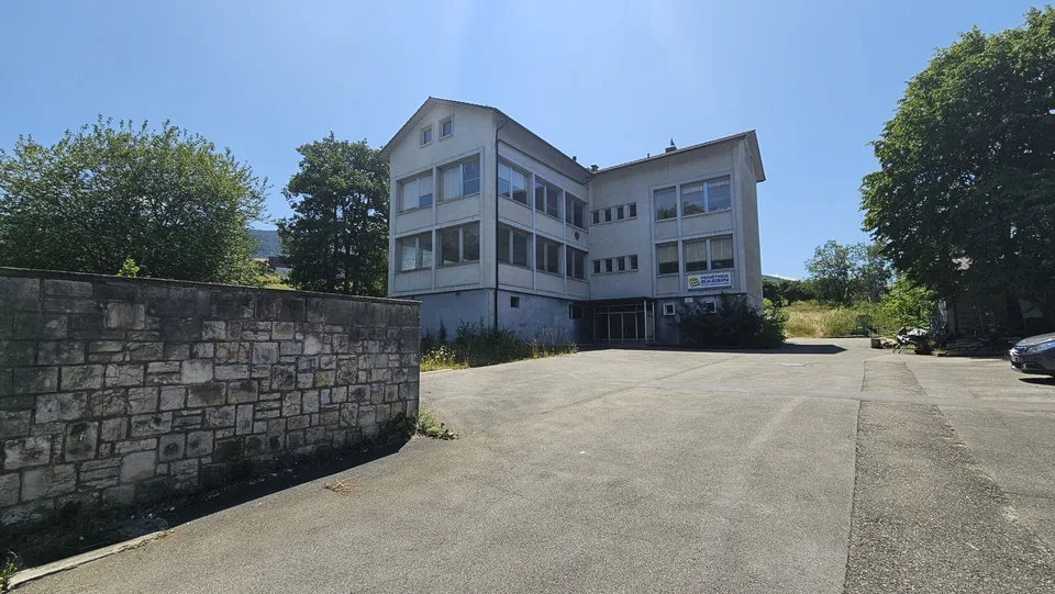 À vendre à Reconvilier immeuble artisanal de 1'045 m² à rénover