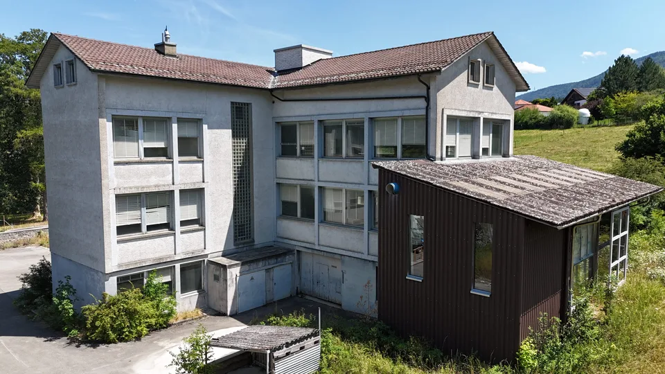 À vendre à Reconvilier immeuble artisanal de 1'045 m² à rénover