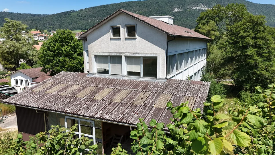 À vendre à Reconvilier immeuble artisanal de 1'045 m² à rénover