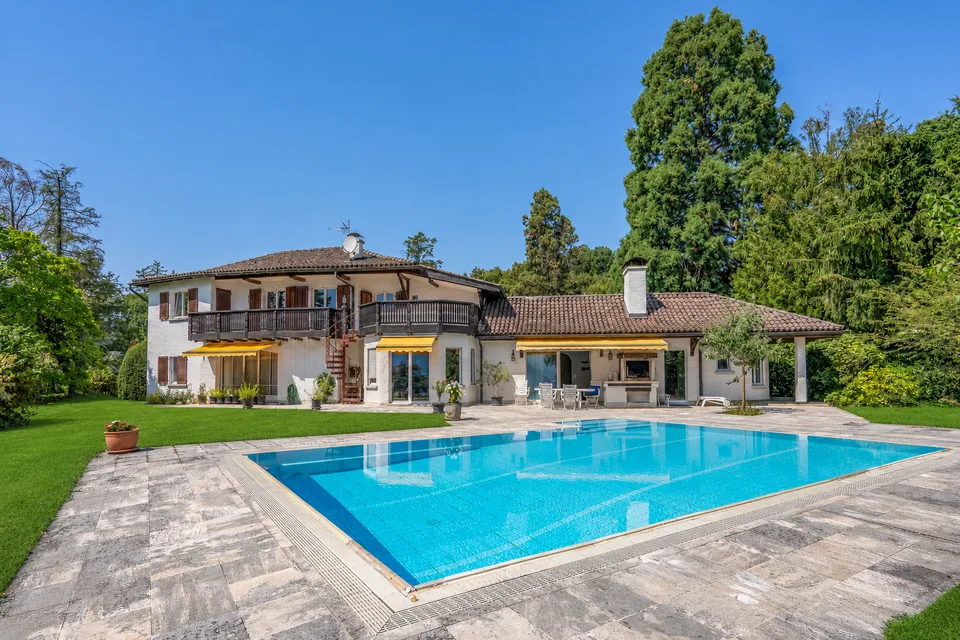 CHEXBRES - MASTER HOUSE WITH SWIMMING POOL, LAKE VIEW & APARTMENT