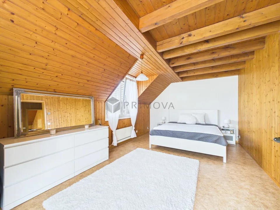 Maison de coin en rangée de 4 chambres avec jardin et grand potentiel