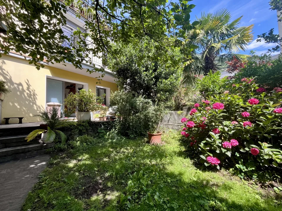 CASA DI NUCLEO RISTRUTTURATA CON GIARDINO A MONTE CARASSO