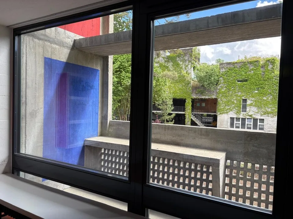 Vivere in un'icona dell'architettura svizzera Appartamento duplex unico nell'insieme Atelier-5 protetto a Flamatt