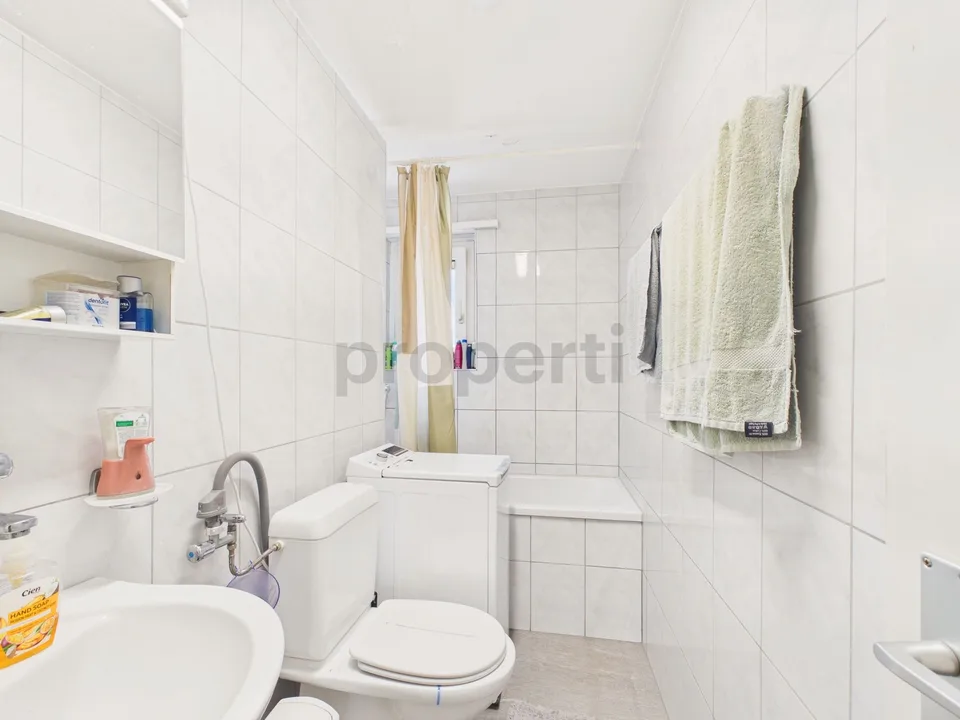 Helle und grosszügige Wohnung mit sonnigem Balkon