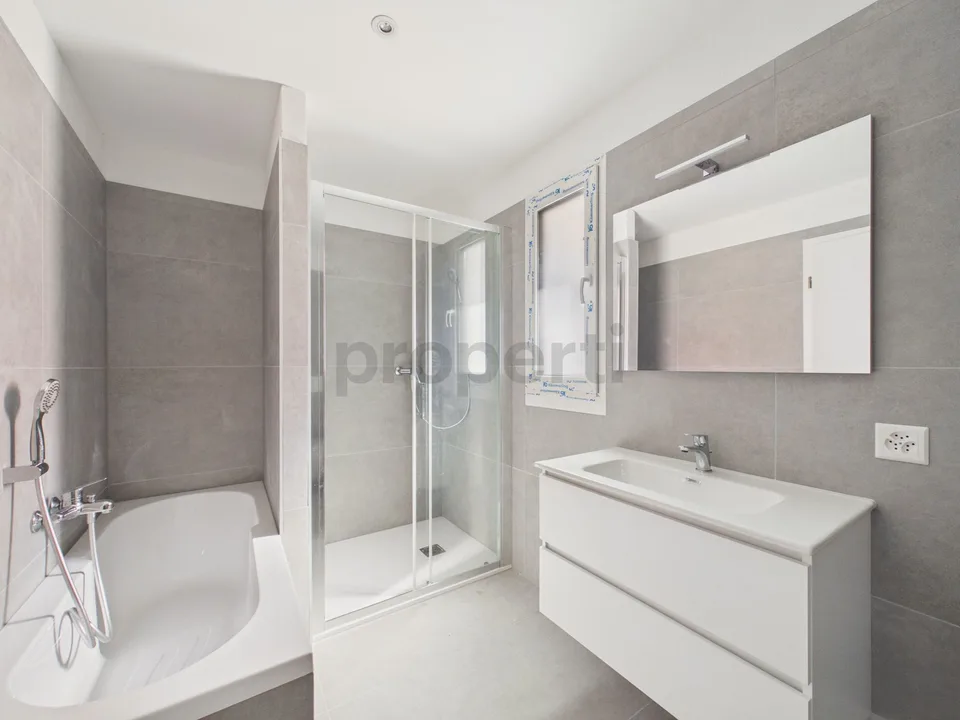 Modern penthouse 3.5 rooms with private parking, Biasca