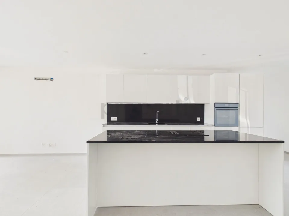 Modern penthouse 3.5 rooms with private parking, Biasca